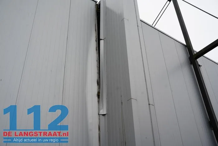 Dak van bedrijfshal Willems Logistics in Waalwijk ingestort door zware sneeuwlast 112 De Langstraat