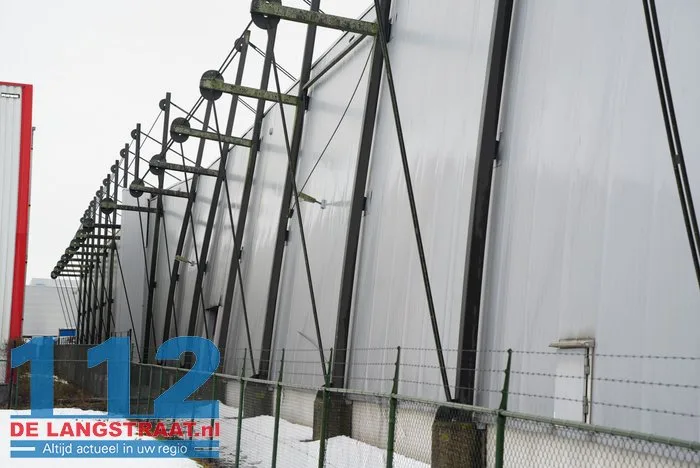 Dak van bedrijfshal Willems Logistics in Waalwijk ingestort door zware sneeuwlast 112 De Langstraat
