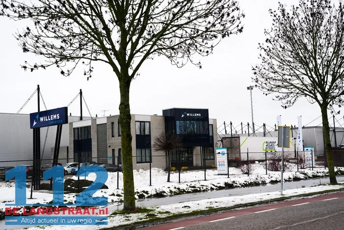 Dak van bedrijfshal Willems Logistics in Waalwijk ingestort door zware sneeuwlast 112 De Langstraat