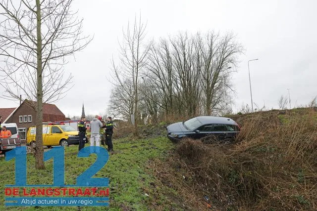Auto gelanceerd over zandbult na rammen verkeersbord bij Waalwijk-Oost 112 De Langstraat