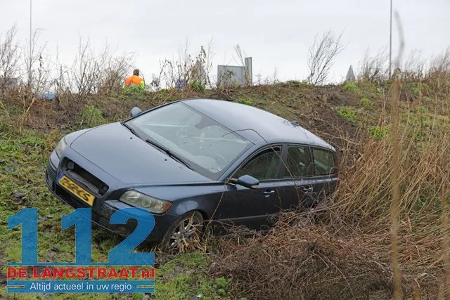 Auto gelanceerd over zandbult na rammen verkeersbord bij Waalwijk-Oost 112 De Langstraat