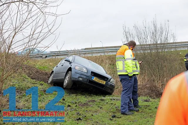 Auto gelanceerd over zandbult na rammen verkeersbord bij Waalwijk-Oost 112 De Langstraat