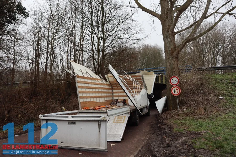 Bakwagen helemaal verwoest na botsing met berucht tunneltje in Waspik 112 De Langstraat