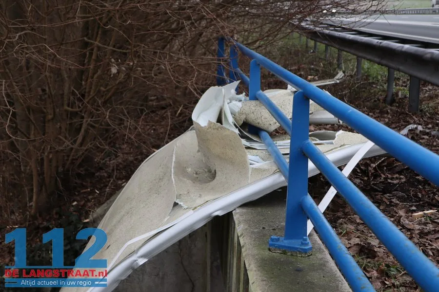 Bakwagen helemaal verwoest na botsing met berucht tunneltje in Waspik 112 De Langstraat
