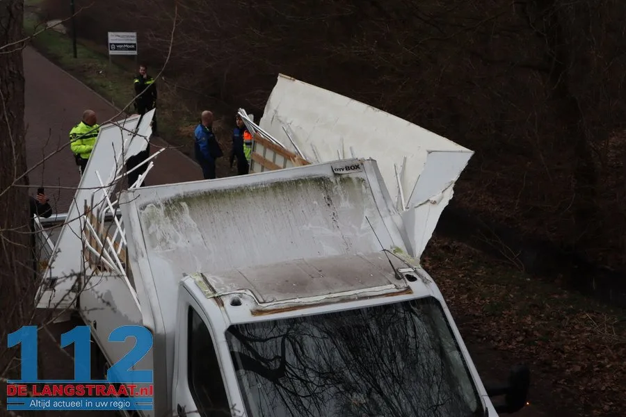 Bakwagen helemaal verwoest na botsing met berucht tunneltje in Waspik 112 De Langstraat