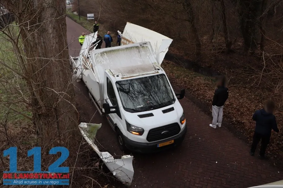 Bakwagen helemaal verwoest na botsing met berucht tunneltje in Waspik 112 De Langstraat