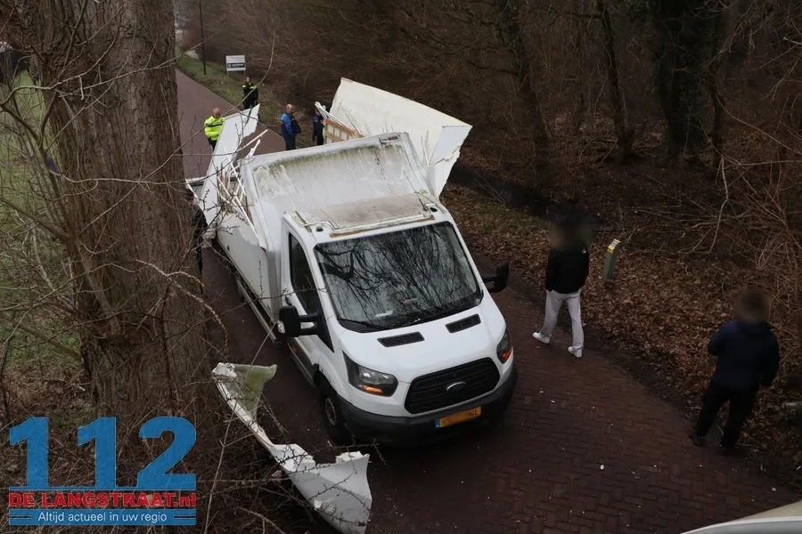 Bakwagen helemaal verwoest na botsing met berucht tunneltje in Waspik 112 De Langstraat
