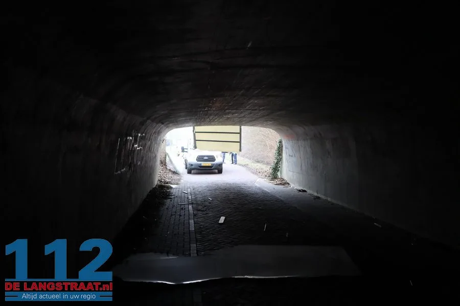 Bakwagen helemaal verwoest na botsing met berucht tunneltje in Waspik 112 De Langstraat