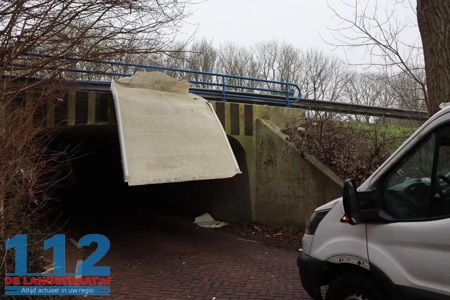 Bakwagen helemaal verwoest na botsing met berucht tunneltje in Waspik 112 De Langstraat