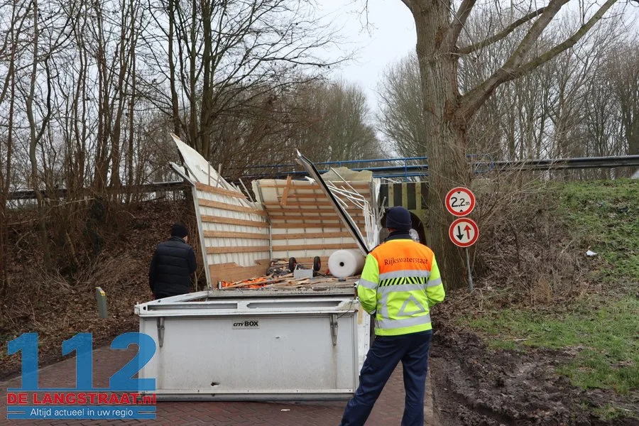 Bakwagen helemaal verwoest na botsing met berucht tunneltje in Waspik 112 De Langstraat