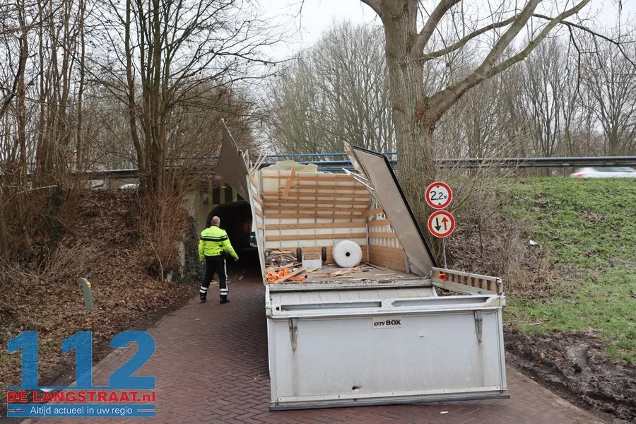 Bakwagen helemaal verwoest na botsing met berucht tunneltje in Waspik 112 De Langstraat