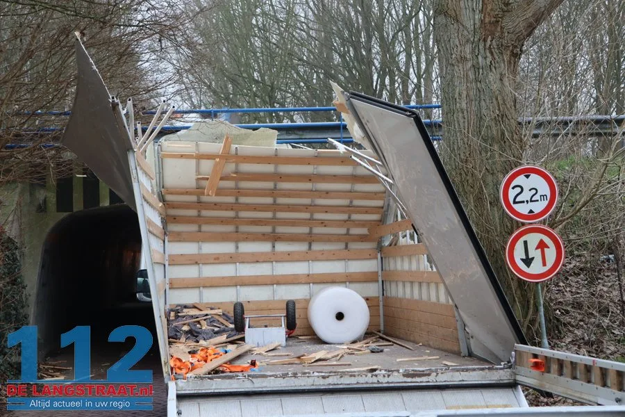 Bakwagen helemaal verwoest na botsing met berucht tunneltje in Waspik 112 De Langstraat