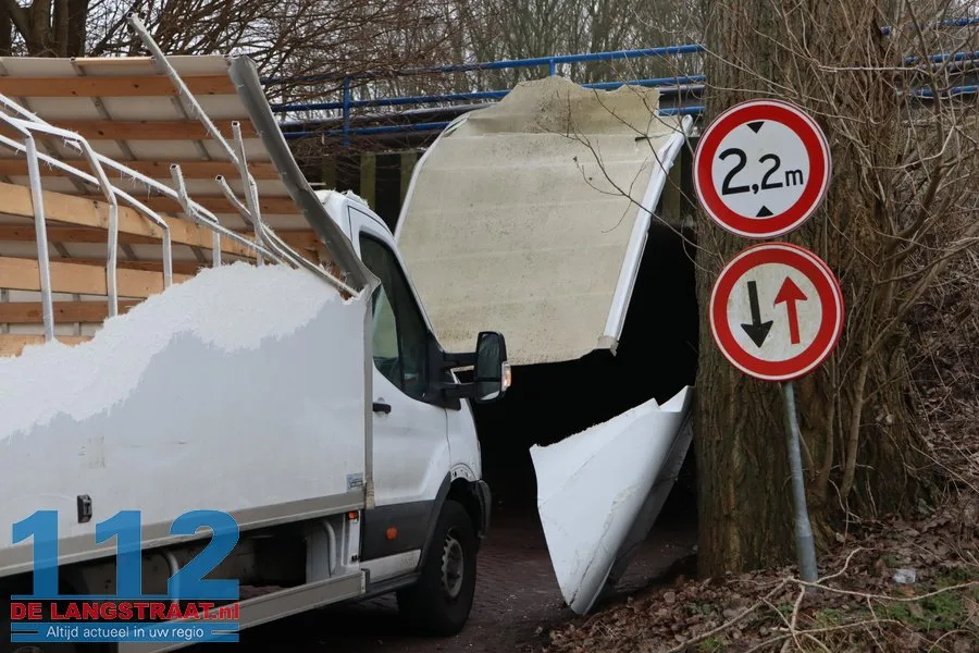 Bakwagen helemaal verwoest na botsing met berucht tunneltje in Waspik 112 De Langstraat