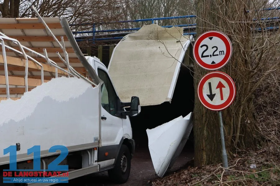 Bakwagen helemaal verwoest na botsing met berucht tunneltje in Waspik 112 De Langstraat