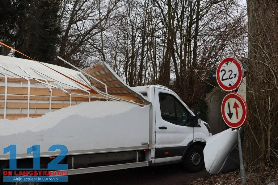 Bakwagen helemaal verwoest na botsing met berucht tunneltje in Waspik 112 De Langstraat