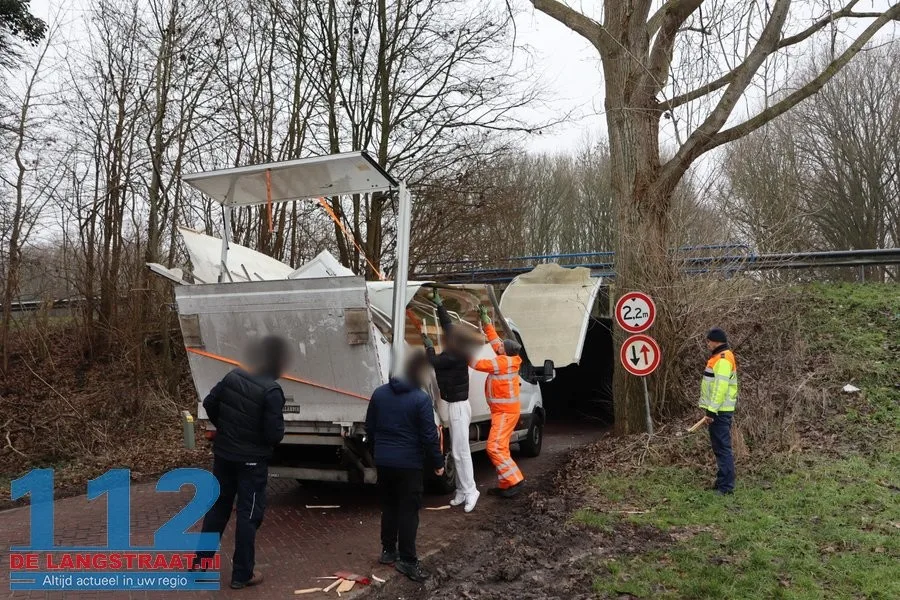 Bakwagen helemaal verwoest na botsing met berucht tunneltje in Waspik 112 De Langstraat