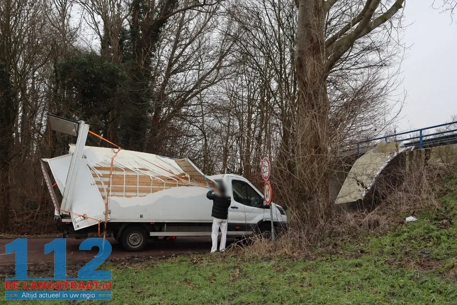 Bakwagen helemaal verwoest na botsing met berucht tunneltje in Waspik 112 De Langstraat