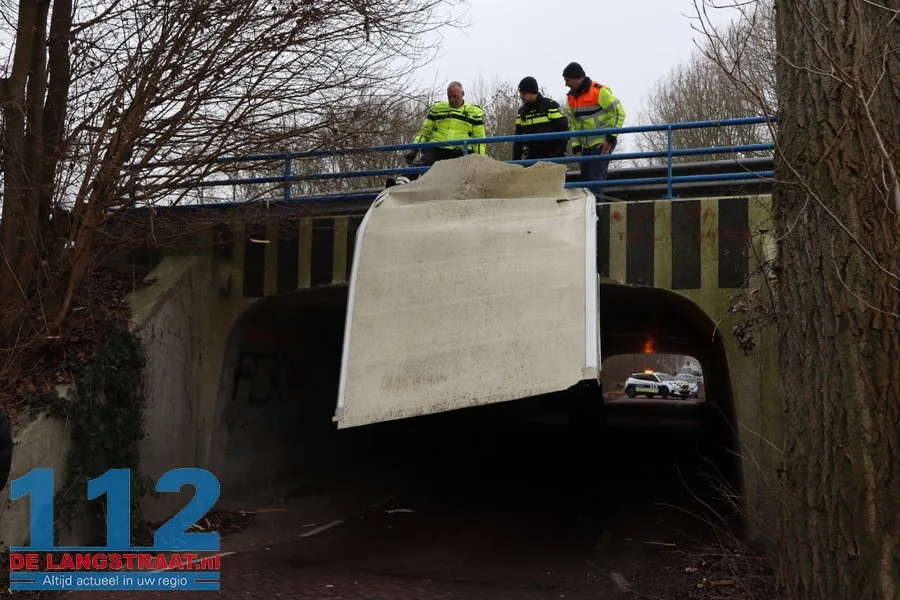Bakwagen helemaal verwoest na botsing met berucht tunneltje in Waspik 112 De Langstraat