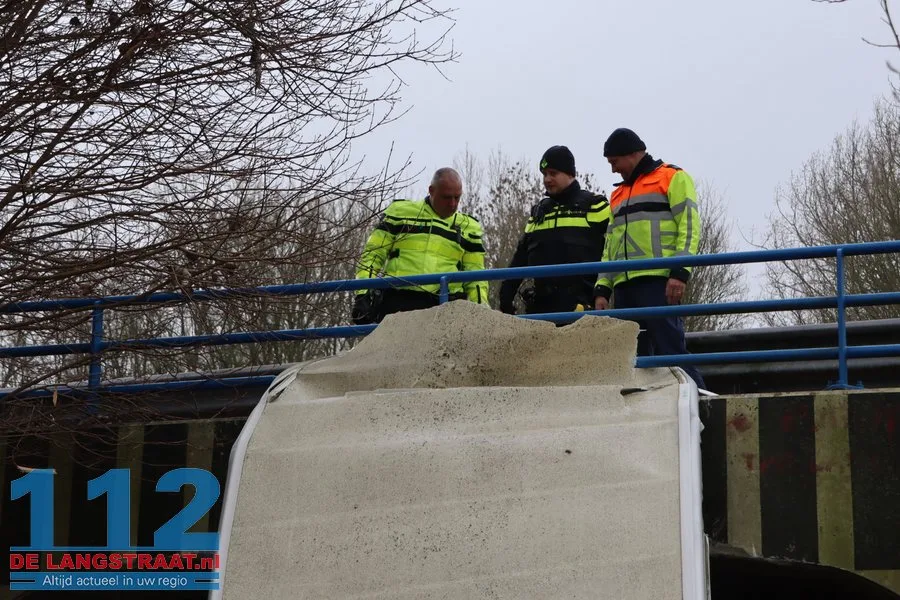 Bakwagen helemaal verwoest na botsing met berucht tunneltje in Waspik 112 De Langstraat