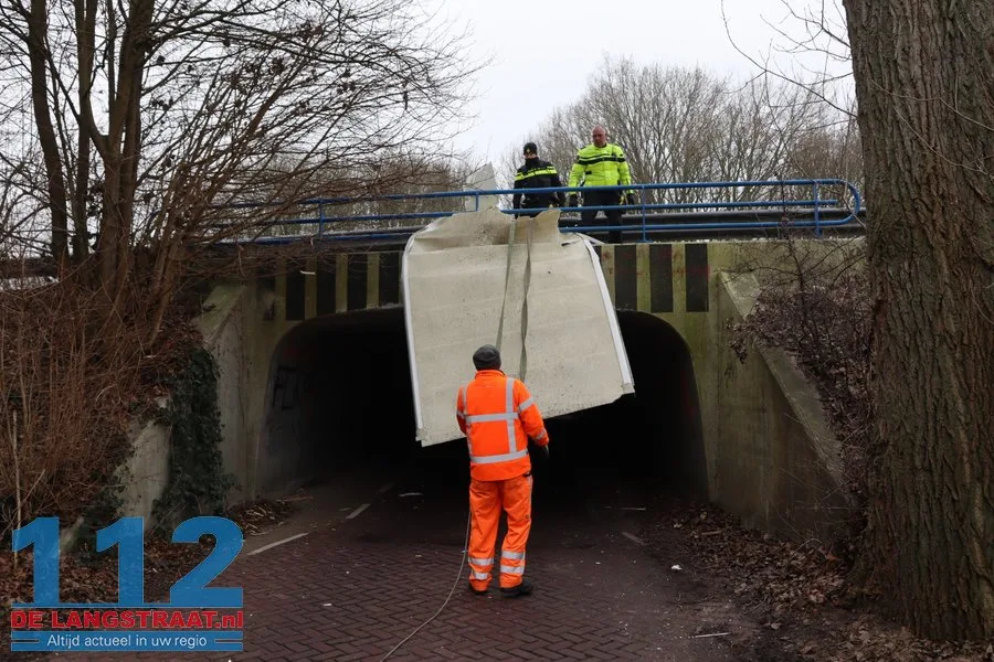 Bakwagen helemaal verwoest na botsing met berucht tunneltje in Waspik 112 De Langstraat