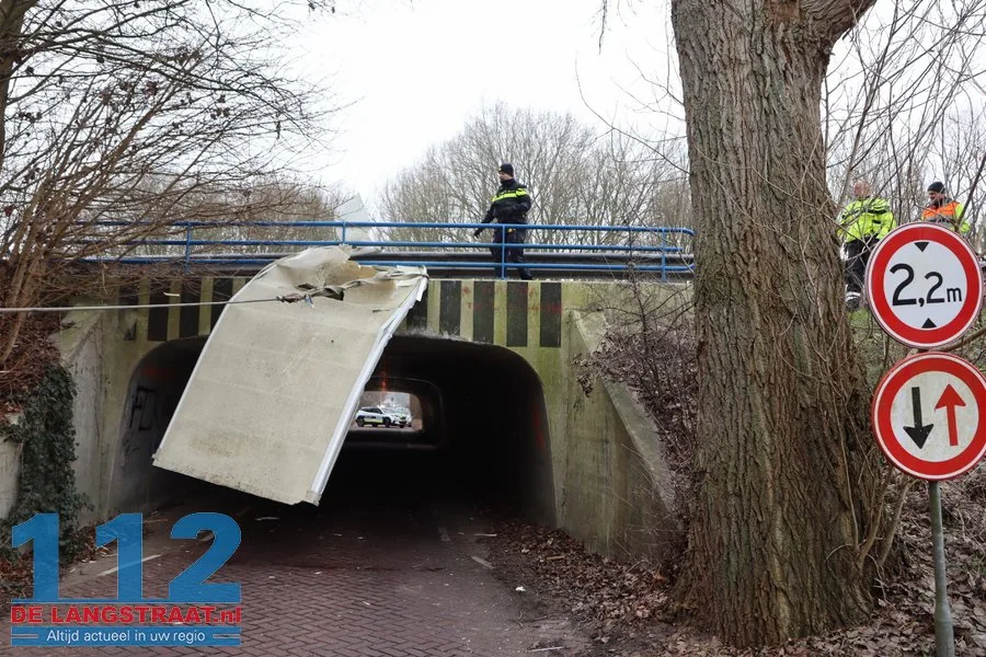 Bakwagen helemaal verwoest na botsing met berucht tunneltje in Waspik 112 De Langstraat