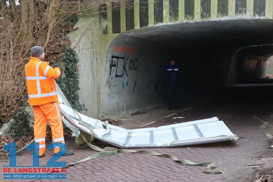 Bakwagen helemaal verwoest na botsing met berucht tunneltje in Waspik 112 De Langstraat