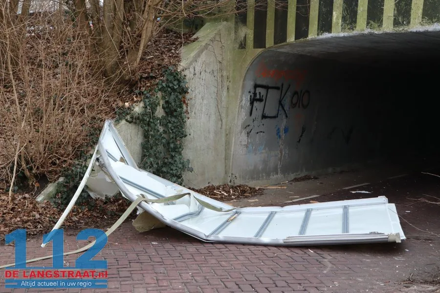 Bakwagen helemaal verwoest na botsing met berucht tunneltje in Waspik 112 De Langstraat