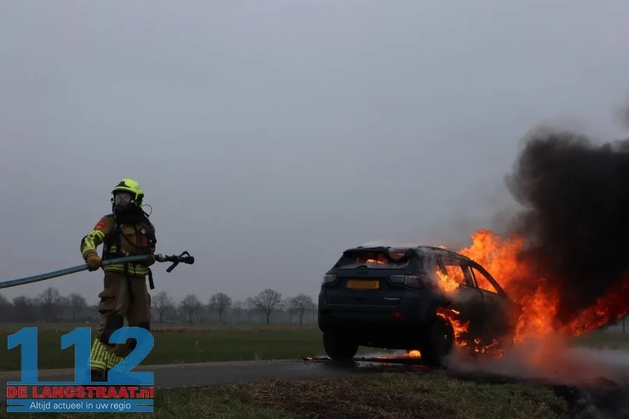 Auto vliegt in brand tijdens het rijden polder 's Gravenmoer 112 De Langstraat