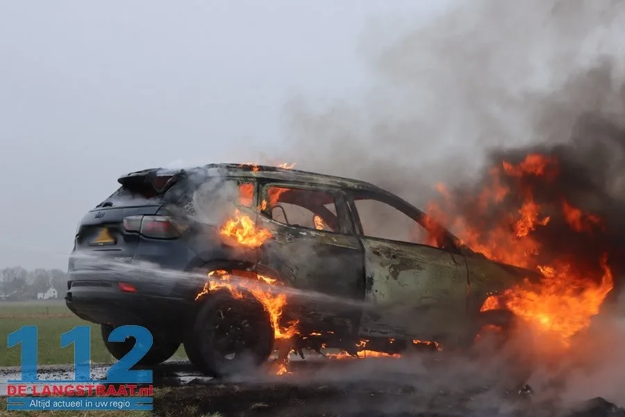 Auto vliegt in brand tijdens het rijden polder 's Gravenmoer 112 De Langstraat