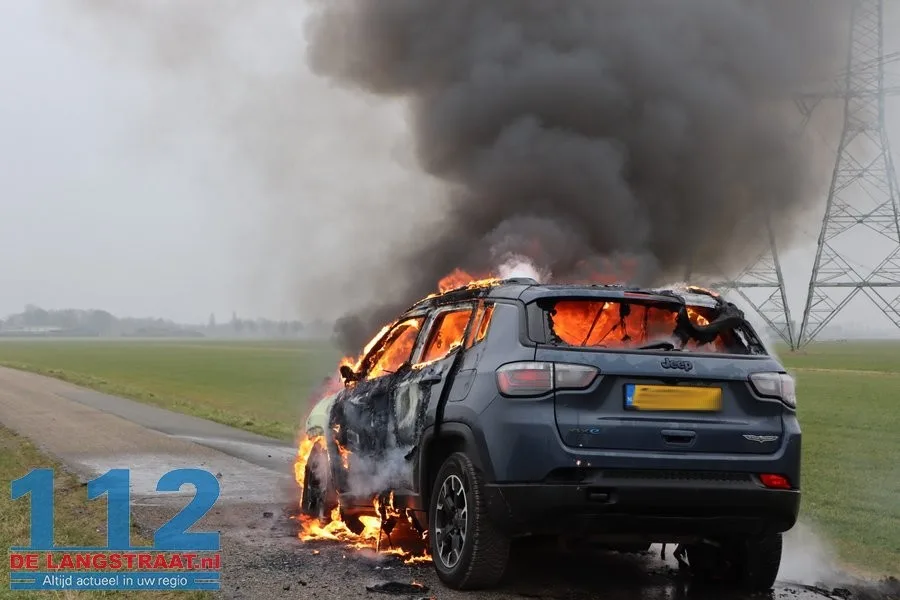 Auto vliegt in brand tijdens het rijden polder 's Gravenmoer 112 De Langstraat