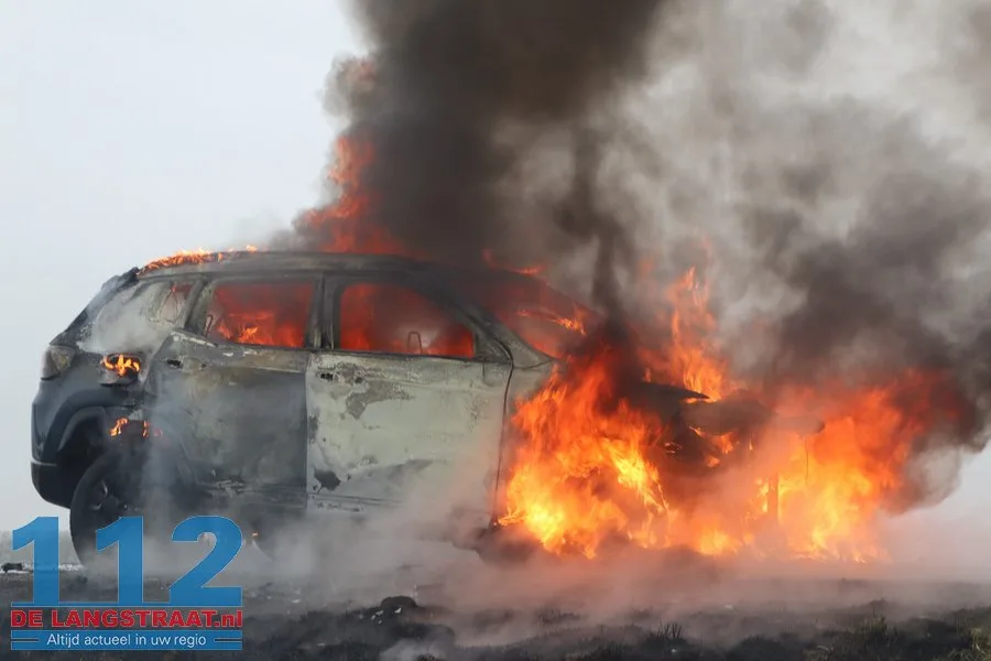 Auto vliegt in brand tijdens het rijden polder 's Gravenmoer 112 De Langstraat
