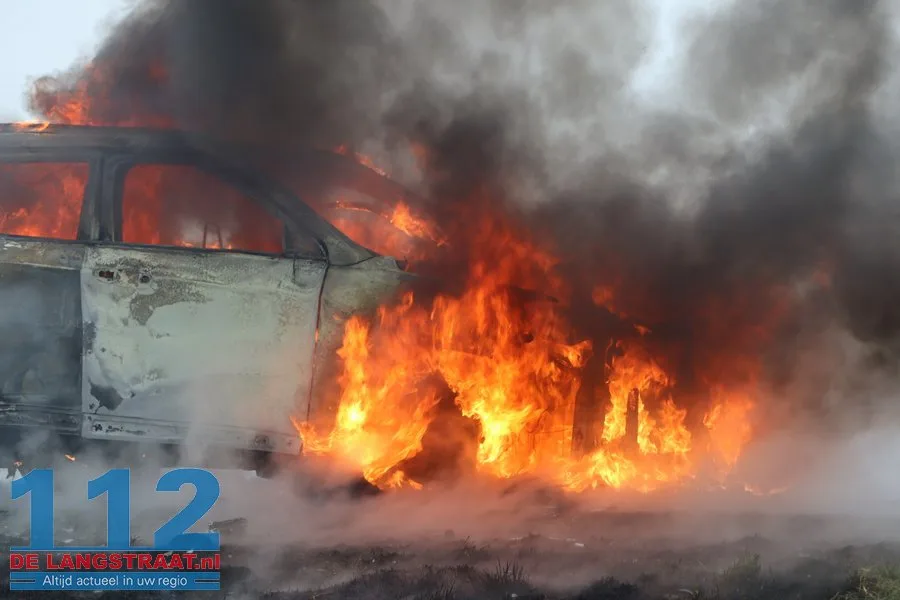 Auto vliegt in brand tijdens het rijden polder 's Gravenmoer 112 De Langstraat