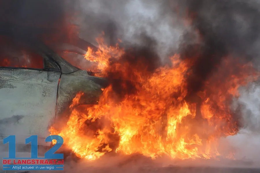Auto vliegt in brand tijdens het rijden polder 's Gravenmoer 112 De Langstraat