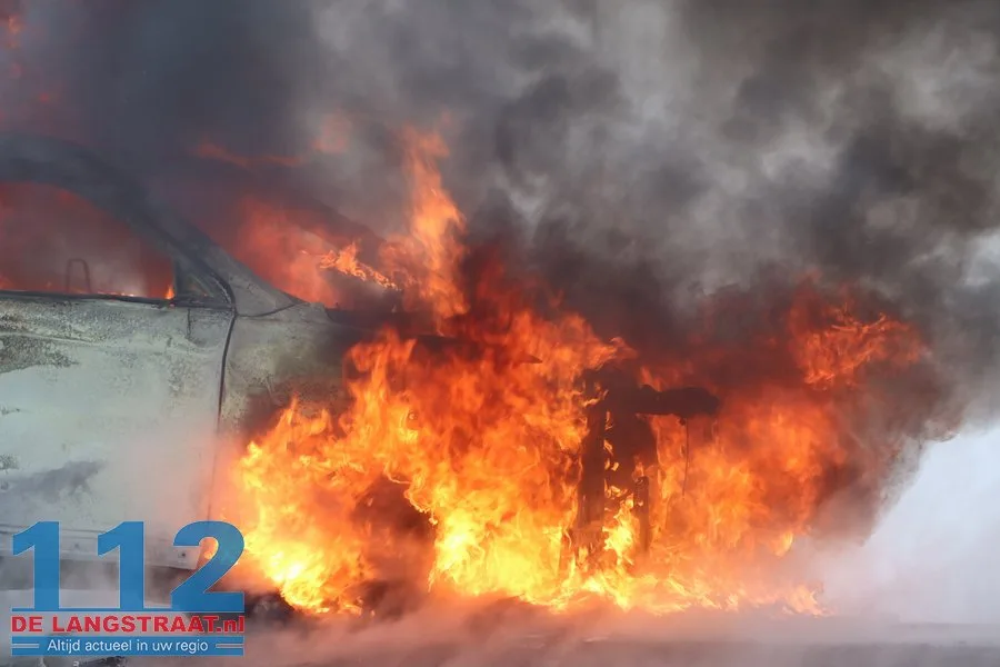 Auto vliegt in brand tijdens het rijden polder 's Gravenmoer 112 De Langstraat