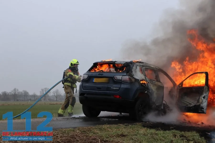 Auto vliegt in brand tijdens het rijden polder 's Gravenmoer 112 De Langstraat