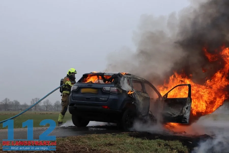 Auto vliegt in brand tijdens het rijden polder 's Gravenmoer 112 De Langstraat