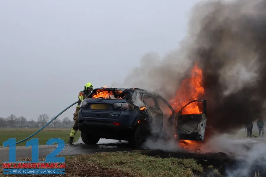 Auto vliegt in brand tijdens het rijden polder 's Gravenmoer 112 De Langstraat