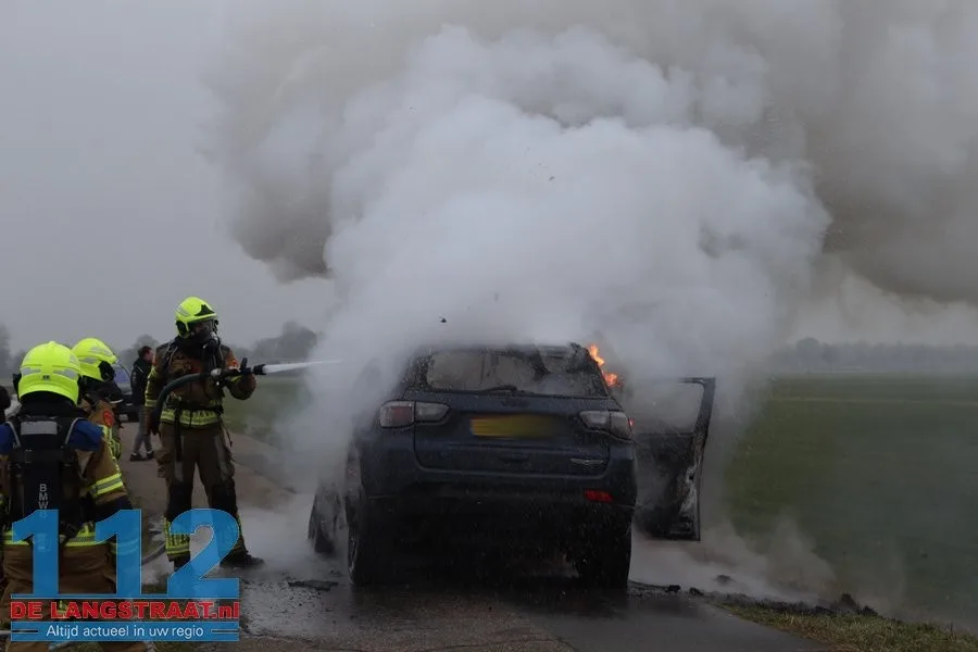 Auto vliegt in brand tijdens het rijden polder 's Gravenmoer 112 De Langstraat