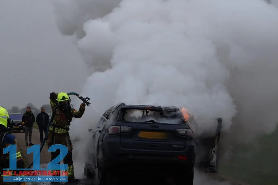 Auto vliegt in brand tijdens het rijden polder 's Gravenmoer 112 De Langstraat