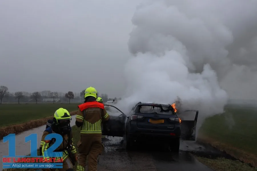 Auto vliegt in brand tijdens het rijden polder 's Gravenmoer 112 De Langstraat