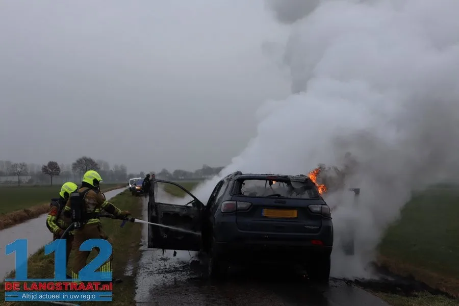 Auto vliegt in brand tijdens het rijden polder 's Gravenmoer 112 De Langstraat