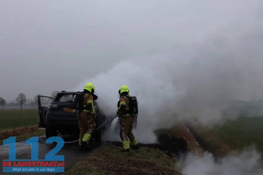 Auto vliegt in brand tijdens het rijden polder 's Gravenmoer 112 De Langstraat