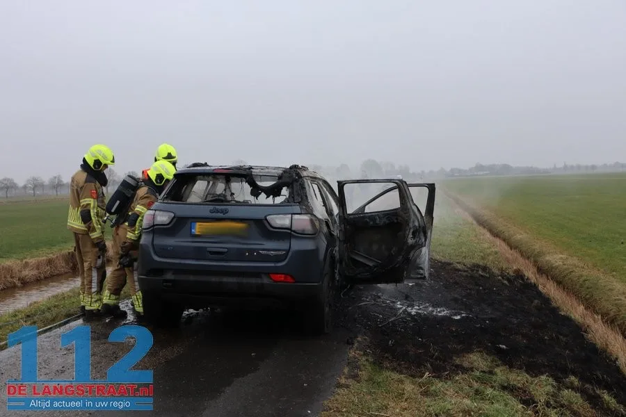 Auto vliegt in brand tijdens het rijden polder 's Gravenmoer 112 De Langstraat
