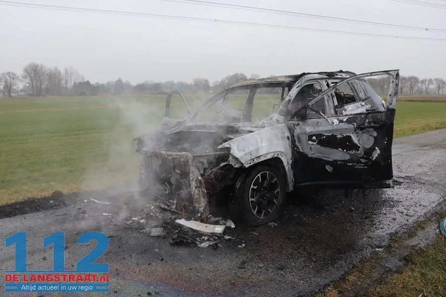 Auto vliegt in brand tijdens het rijden polder 's Gravenmoer 112 De Langstraat
