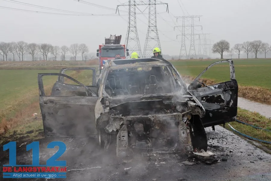 Auto vliegt in brand tijdens het rijden polder 's Gravenmoer 112 De Langstraat