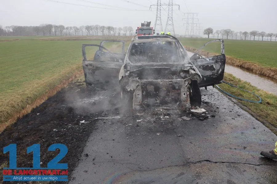 Auto vliegt in brand tijdens het rijden polder 's Gravenmoer 112 De Langstraat