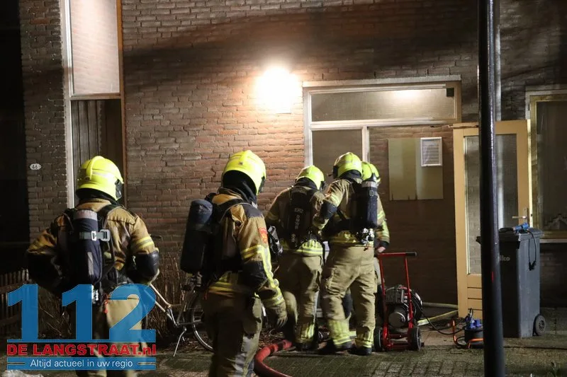 Explosief materiaal ontdekt bij woningbrand Waalwijk, 12 huizen ontruimd 14 Explosief materiaal ontdekt bij woningbrand Waalwijk, 12 huizen ontruimd 112 De Langstraat