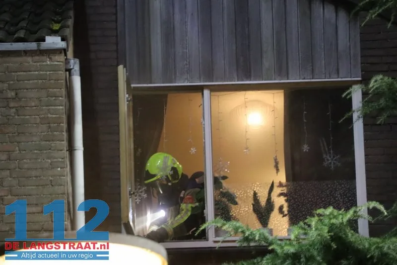 Explosief materiaal ontdekt bij woningbrand Waalwijk, 12 huizen ontruimd 17 Explosief materiaal ontdekt bij woningbrand Waalwijk, 12 huizen ontruimd 112 De Langstraat