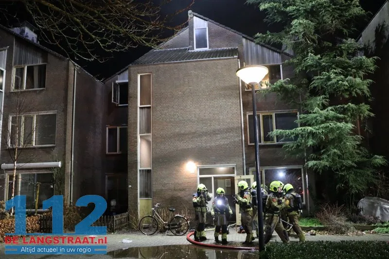 Explosief materiaal ontdekt bij woningbrand Waalwijk, 12 huizen ontruimd 22 Explosief materiaal ontdekt bij woningbrand Waalwijk, 12 huizen ontruimd 112 De Langstraat