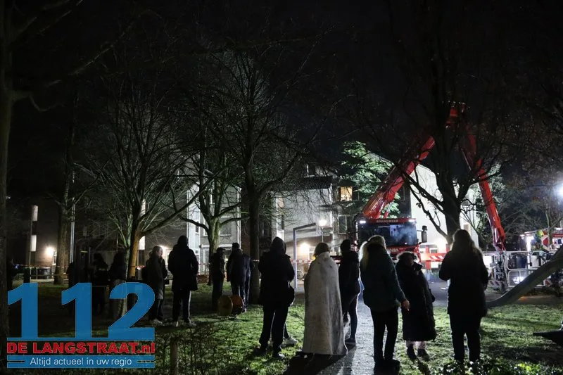 Explosief materiaal ontdekt bij woningbrand Waalwijk, 12 huizen ontruimd 31 Explosief materiaal ontdekt bij woningbrand Waalwijk, 12 huizen ontruimd 112 De Langstraat